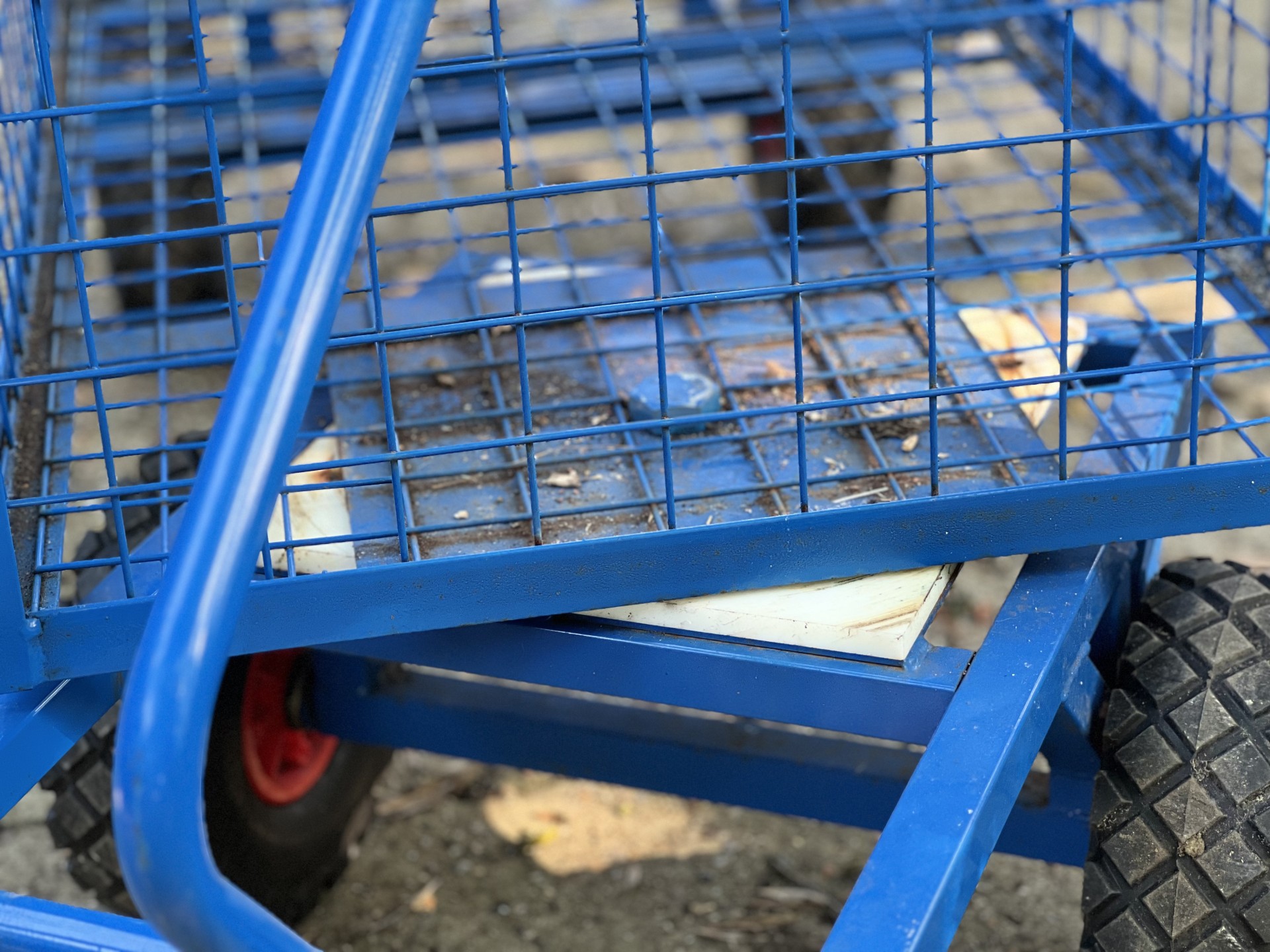 Heavy duty steering joint on trolley.