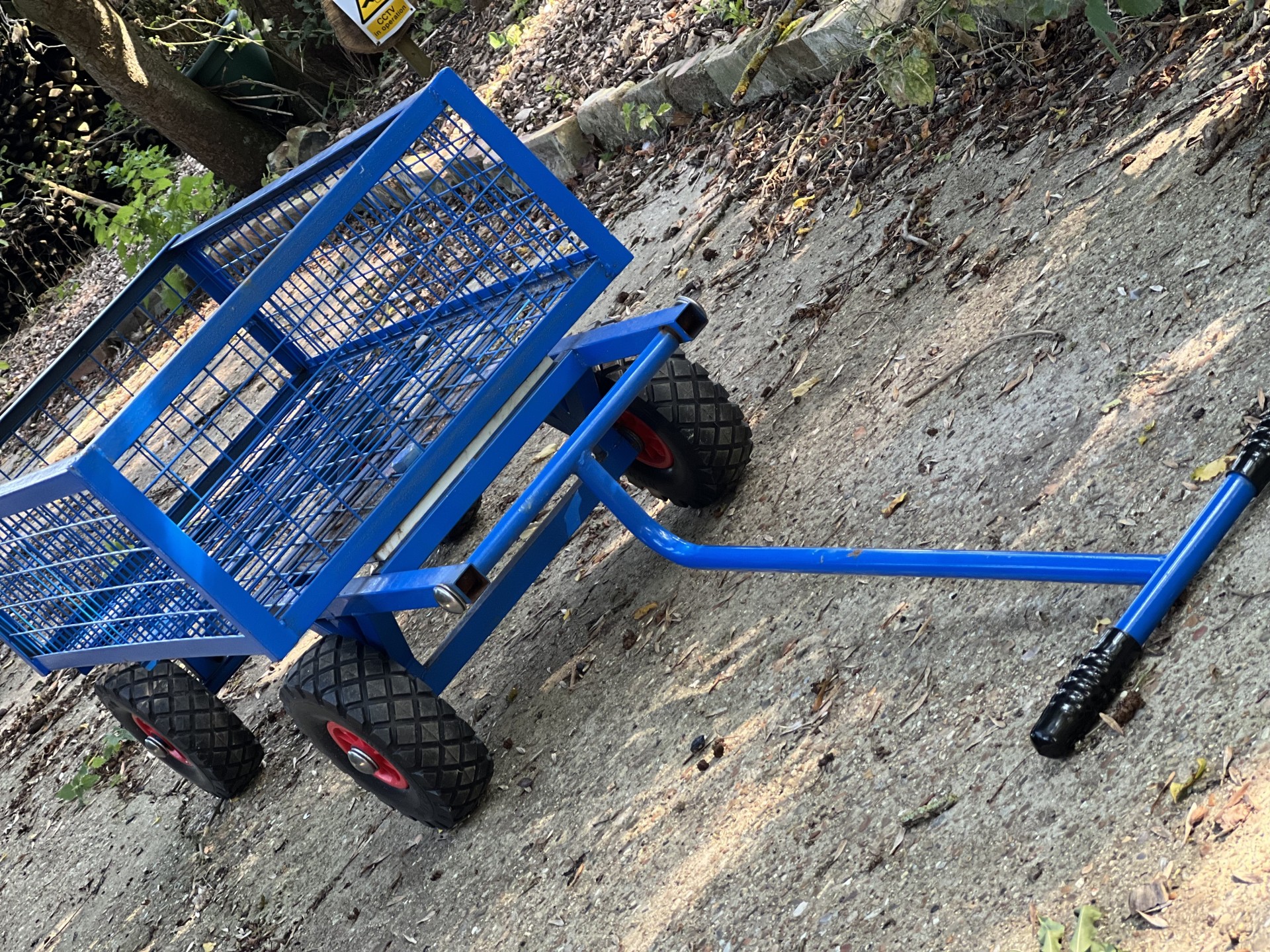 T-handle steers garden trolley in tight turns.